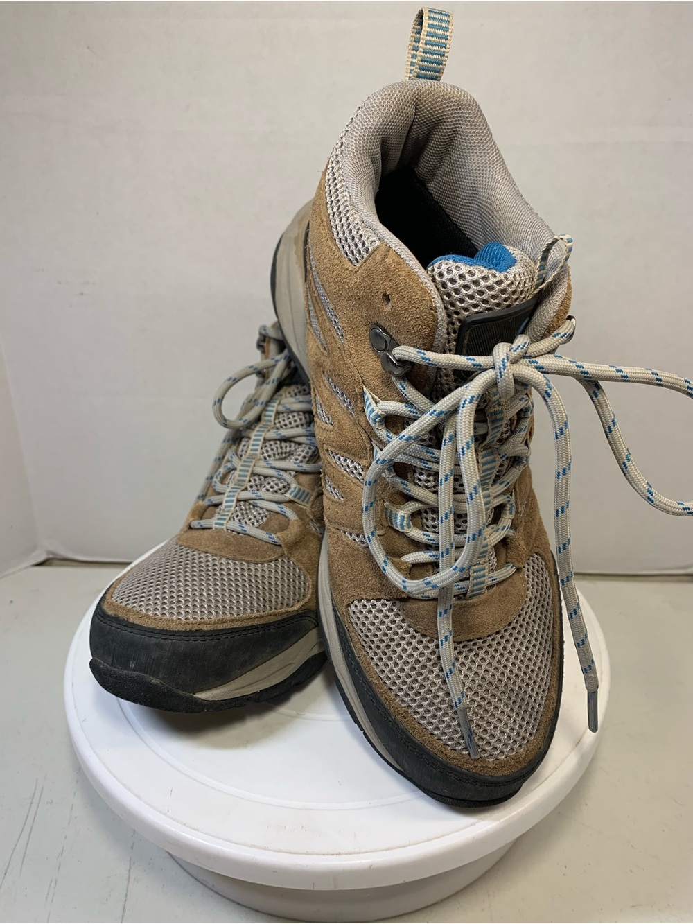 Magellan Outdoors Women’s Caprock Sz 8 Waterproof Hiking Boots. 3772